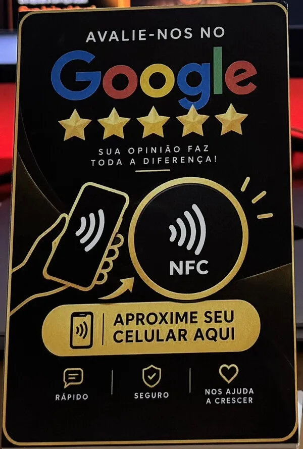 Plaquinha NFC Avalie-nos no Google, preta com dourado, com a indicação Aproxime seu celular aqui