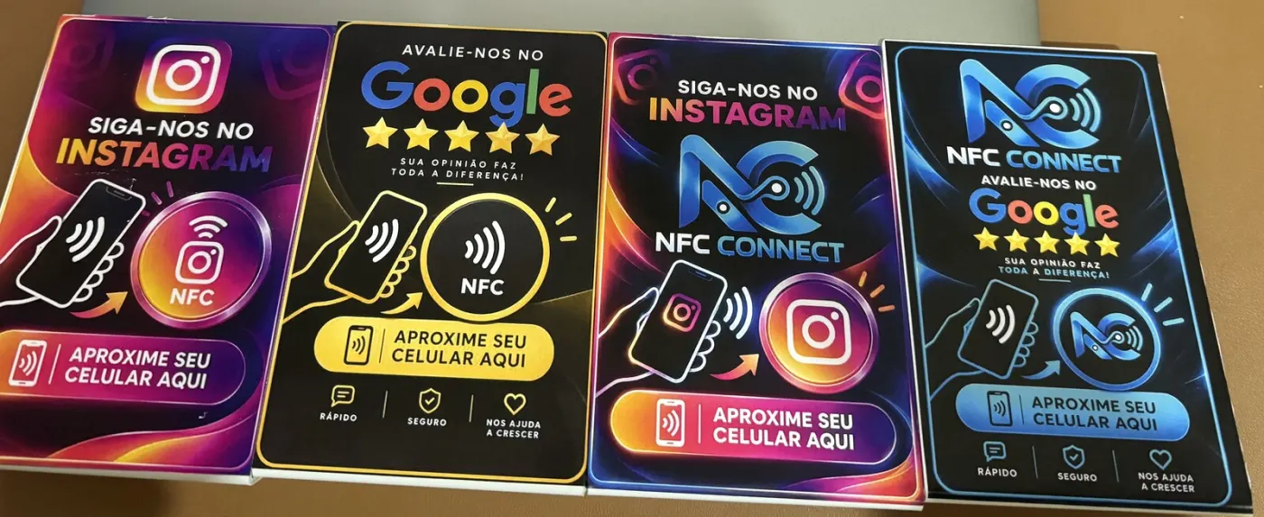 Kit com quatro plaquinhas NFC lado a lado, vistas de cima