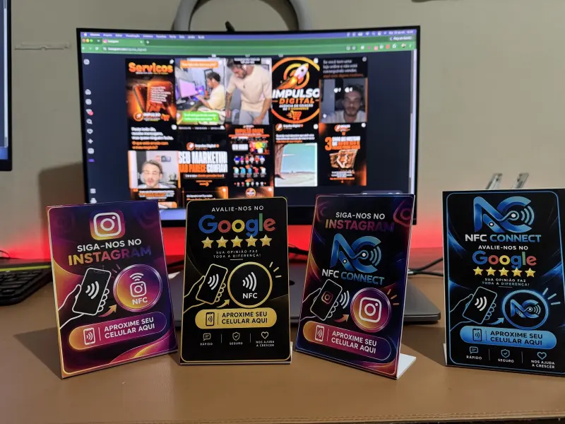Quatro plaquinhas NFC em pé sobre a mesa: Siga-nos no Instagram, Avalie-nos no Google e dois modelos personalizados